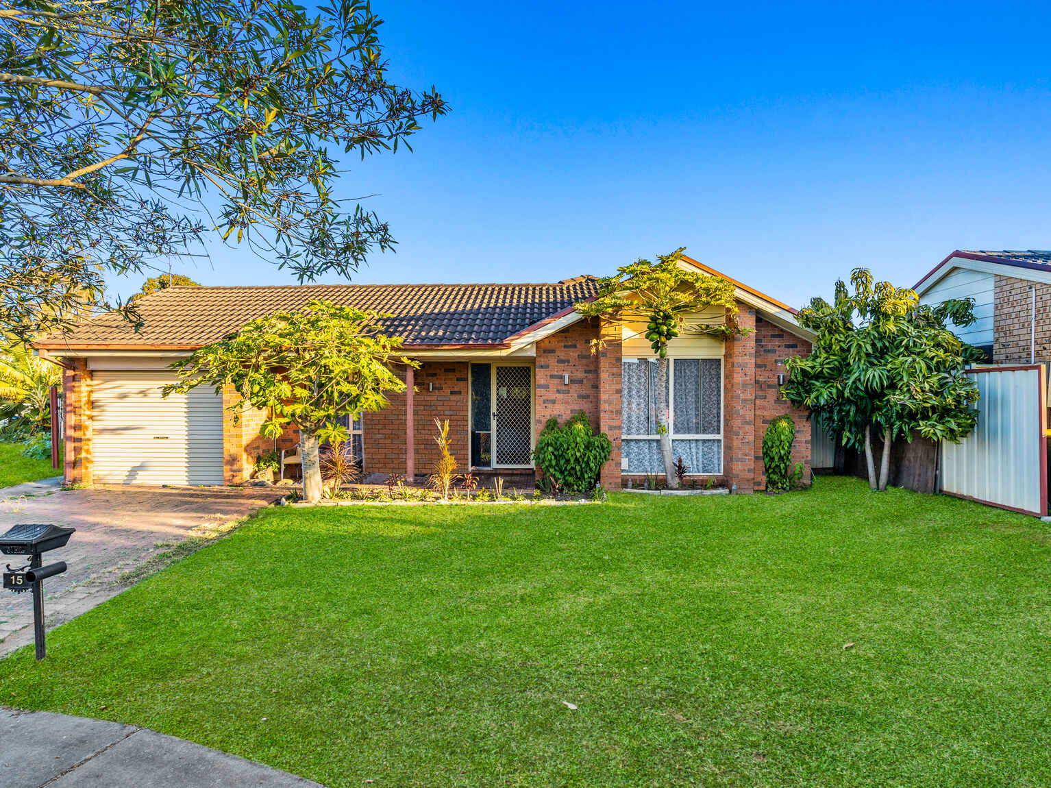 15 Byron Bay Cl Hoxton Park